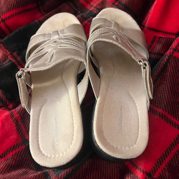 Ladies slightly used croft/barrow 8 med  sandal   they look silver/gold - Picture 3 of 5